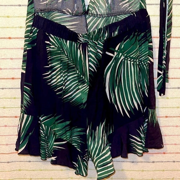 NWOT-Joyfunear Plunging Neck Crisscross Back Ruffle Hem Allover Print Romper - Picture 9 of 10